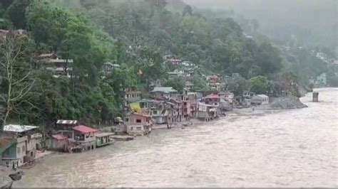 darjeeling landslide 2024|Himalayan region landslides kills 10, leaves 2,400 tourists  .